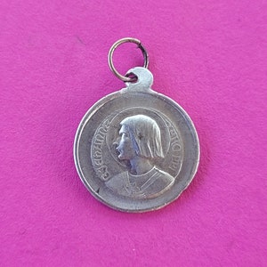 Religiöser antiker französischer katholisch versilberter AluminiumMedaille Anhänger heiliger Charme der Heiligen Jeanne d&#39;Arc, Jeanne des Arc.