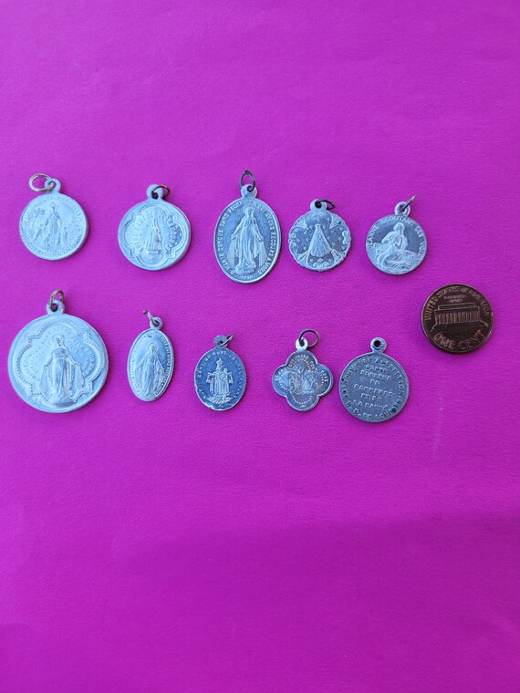 Lot of 10 vintage religious aluminium silvered me… - image 5