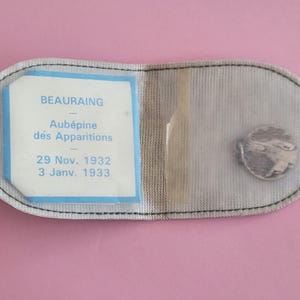 Religiöse katholische Schreinhalter-Geldbörse mit Reliquiar von Notre Dame von Beauraing und Medaille der Heiligen Jungfrau Maria von Beauraing.