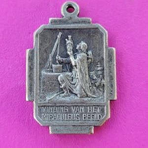 Medalha religiosa banhada a prata holandesa antiga com pingente sagrado de Maria em &#39;t Zand, Roermond e descoberta da milagrosa Maria.