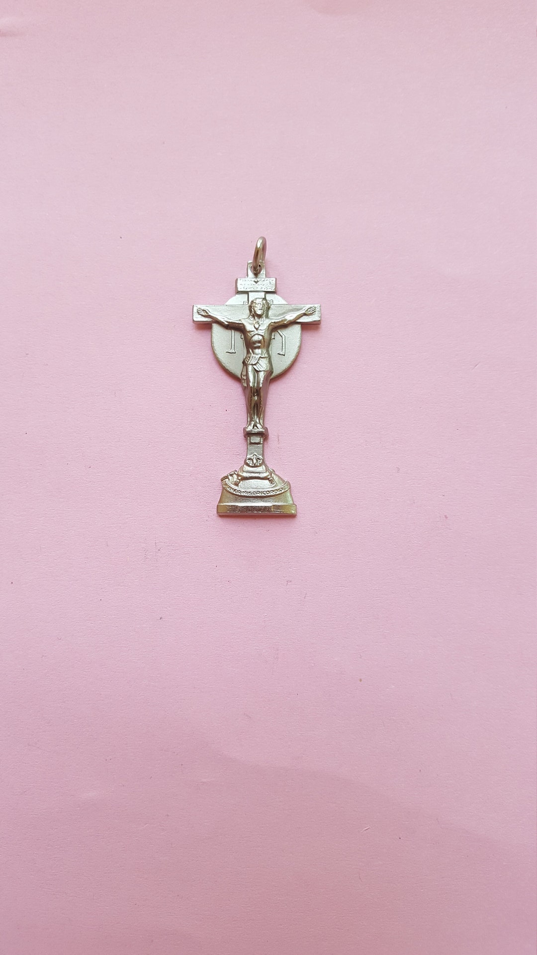 Ancienne Croix Pendentif Française, Crucifix Catholique En Métal Argenté, époque Vintage