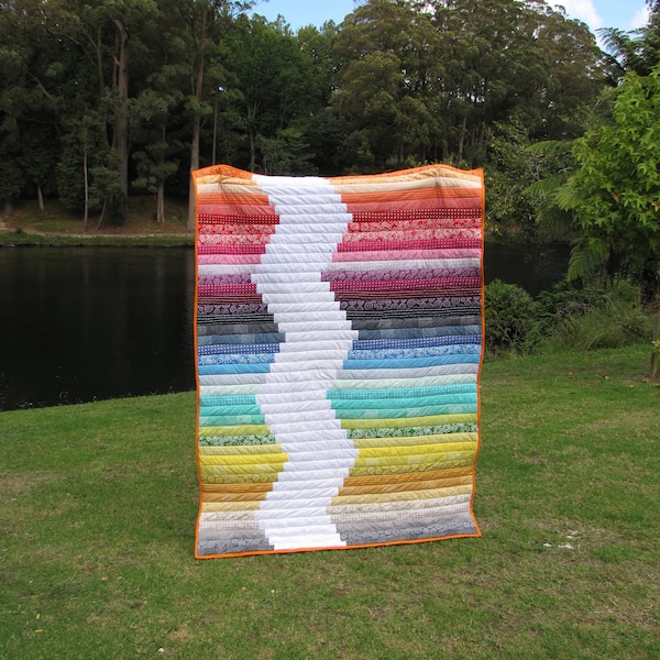 Jelly Roll Quilt Anleitung; “Riding the River Stromschnellen”, Moderne Quilt Anleitung, Einfacher Anfänger Streifen Quilt.