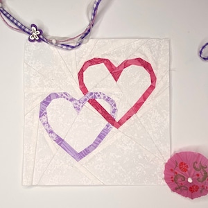 Love Connection, motif de blocs de courtepointe coeurs liés ; Beau bloc de courtepointe en papier pour un mariage ou un cadeau de la Saint-Valentin !