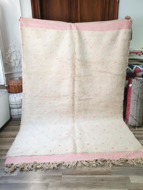 Tapis Berbère Beni Ouarain Écru, Pois Rose