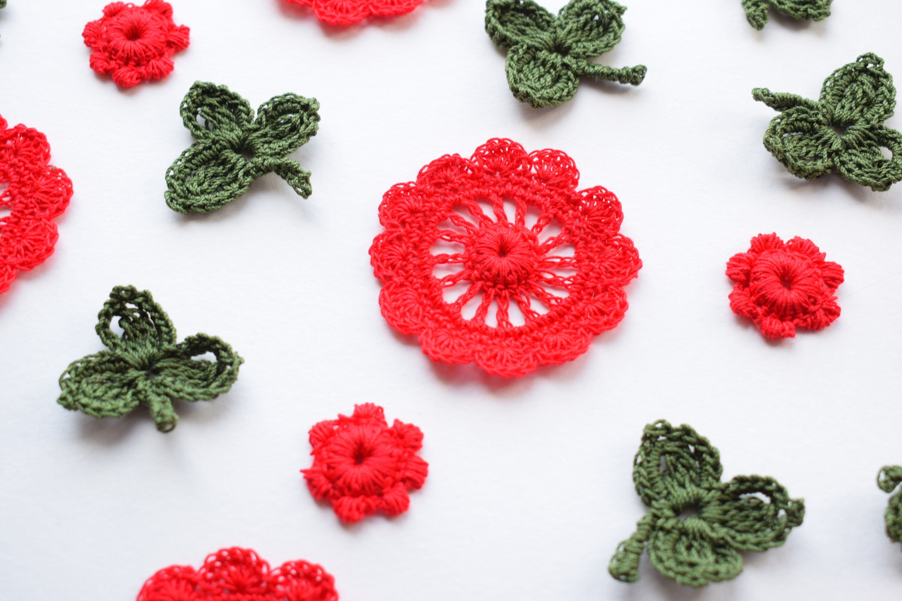 Holiday crochet red flowers for decor clothes. | Etsy