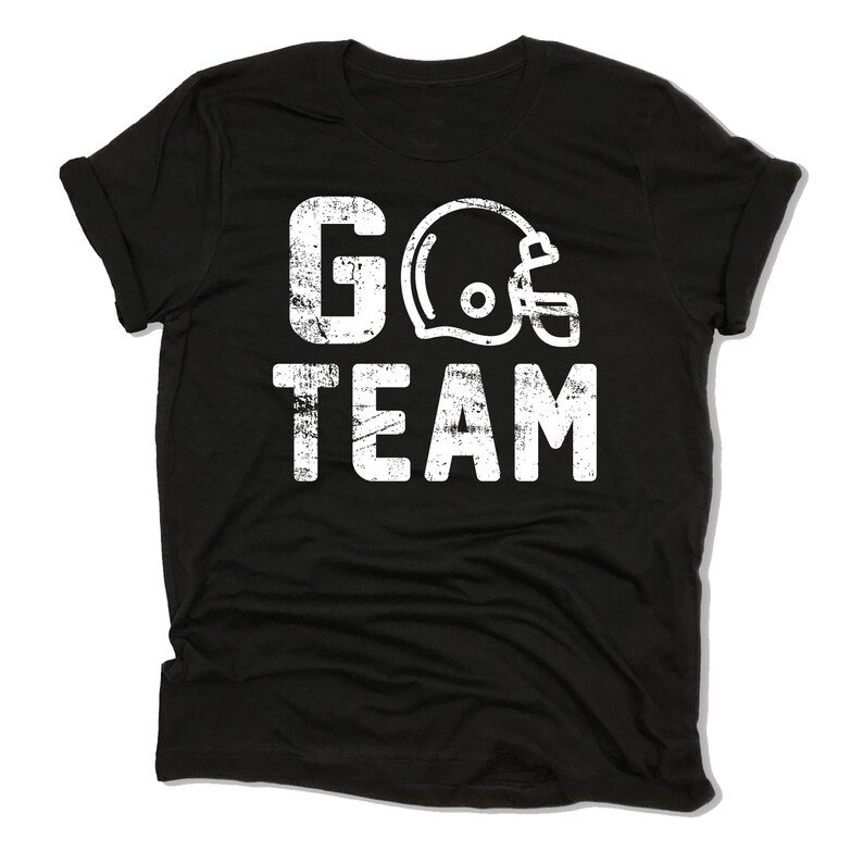 Op de afbeelding: Zwart T-shirt met een witte, verweerde afbeelding van een voetbalhelm en de woorden "GO TEAM".