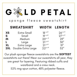 Pu&ograve; includere: Una tabella delle taglie per una felpa in pile spugna di Gold Petal. La tabella mostra le taglie dalla XS alla 2XL con le corrispondenti misure di larghezza e lunghezza in pollici. Il testo indica che le felpe sono le pi&ugrave; morbide e perfette per la stratificazione. Hanno polsini e vita a costine e un collo a girocollo. Il tessuto &egrave; composto dal 52% di cotone filato ad anello e dal 48% di pile di poliestere.