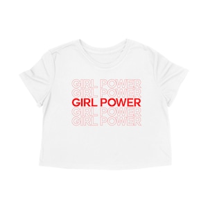 K&ouml;nnte beinhalten: Wei&szlig;es, bauchfreies T-Shirt mit dem f&uuml;nfmal wiederholten Schriftzug "GIRL POWER" in rot umrandetem Text.