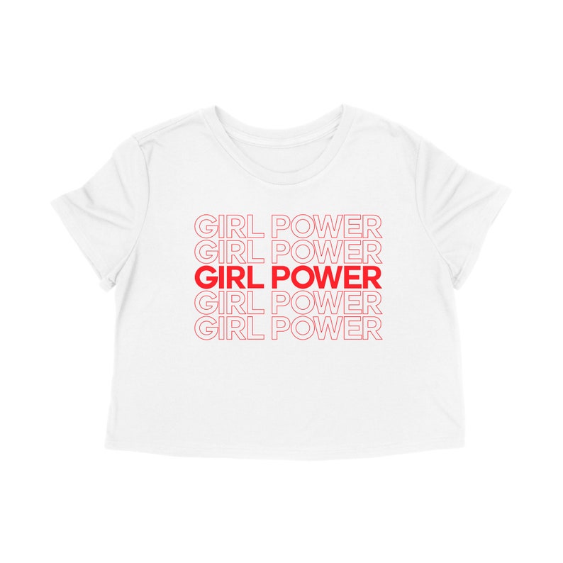 K&ouml;nnte beinhalten: Wei&szlig;es, bauchfreies T-Shirt mit dem f&uuml;nfmal wiederholten Schriftzug "GIRL POWER" in rot umrandetem Text.