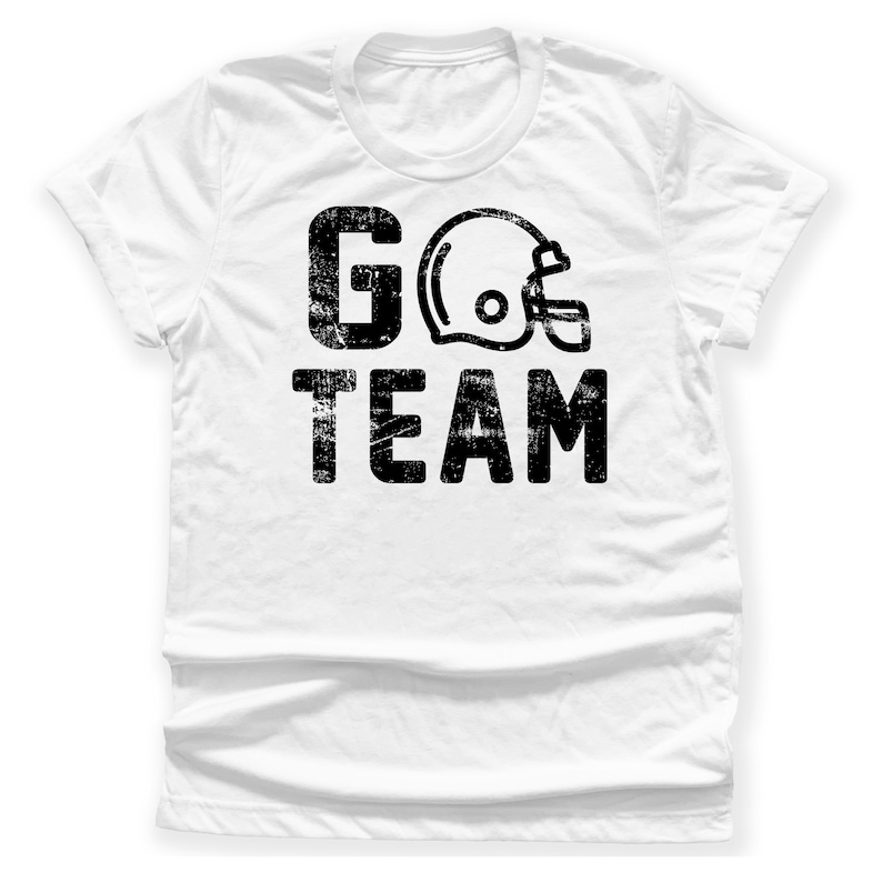 Op de afbeelding: Wit T-shirt met een zwarte, verweerde afbeelding van een voetbalhelm en de tekst "GO TEAM".