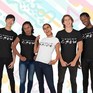Può includere: Cinque persone indossano magliette nere con il testo "I'll be there for you CREW" in bianco. Una persona indossa una maglietta bianca con il testo "The one where I'm the BRIDE" in nero.