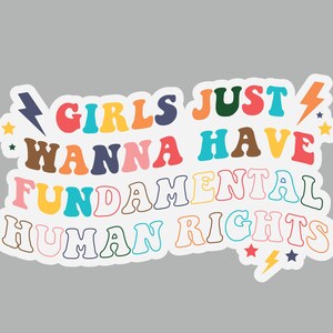 K&ouml;nnte beinhalten: Ein bunter Aufkleber mit dem Text "Girls Just Wanna Have Fundamental Human Rights" in einem Retro-Schriftartenstil. Der Aufkleber zeigt Blitze und Sterne.