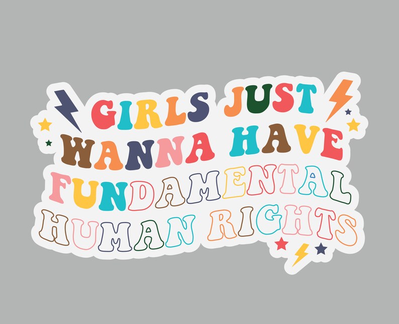 K&ouml;nnte beinhalten: Ein bunter Aufkleber mit dem Text "Girls Just Wanna Have Fundamental Human Rights" in einem Retro-Schriftartenstil. Der Aufkleber zeigt Blitze und Sterne.