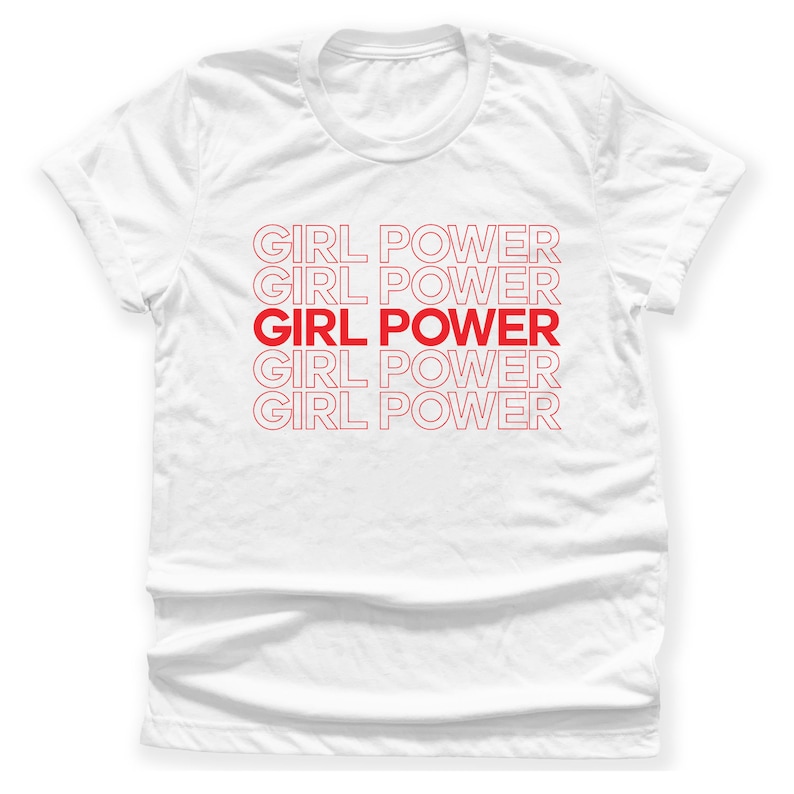 K&ouml;nnte beinhalten: Wei&szlig;es T-Shirt mit dem f&uuml;nfmal wiederholten Schriftzug "GIRL POWER" in rot umrandetem Text.