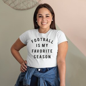Puede incluir: Camiseta blanca con texto negro que dice "Football is my favorite season".
