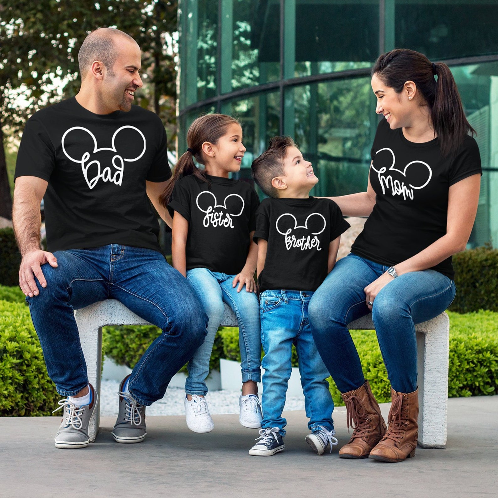 4 сына одна дочь. Семейные футболки. Одинаковые футболки для всей семьи. Семейный лук футболки. Одинаковая одежда для всей семьи.