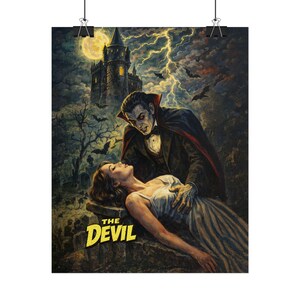 Puede incluir: Un póster con una escena gótica oscura que muestra a un vampiro con capa negra inclinado sobre una persona con vestido blanco. Al fondo, un castillo de piedra bajo una luna llena y rayos. El texto THE DEVIL aparece impreso en color amarillo.