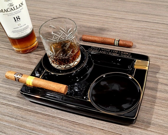 Personalisierter 2 Zigarren-Keramik-Aschenbecher, 2 Getränke-Untersetzer  Whisky-Tasse Glasrest Verführung Schwarz mit eleganten Goldverzierungen -  .de