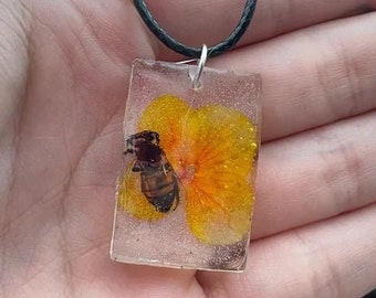 Real Bee Orange Hydrangea Necklace (Rectangular)