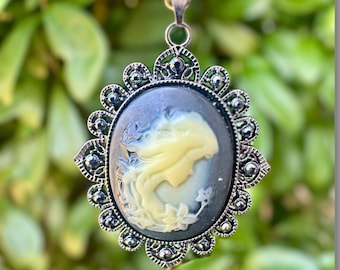 Lady Cameo Necklace