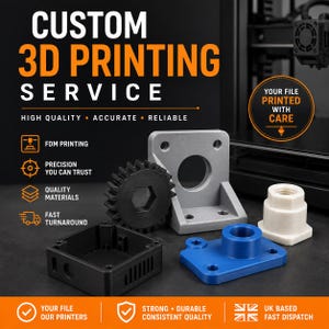 Puede incluir: Un anuncio de servicio de impresión 3D personalizado que muestra varios componentes impresos, incluyendo un engranaje negro, un soporte gris en forma de L, una placa de montaje azul y una pieza roscada blanca. El texto incluye CUSTOM 3D PRINTING SERVICE.