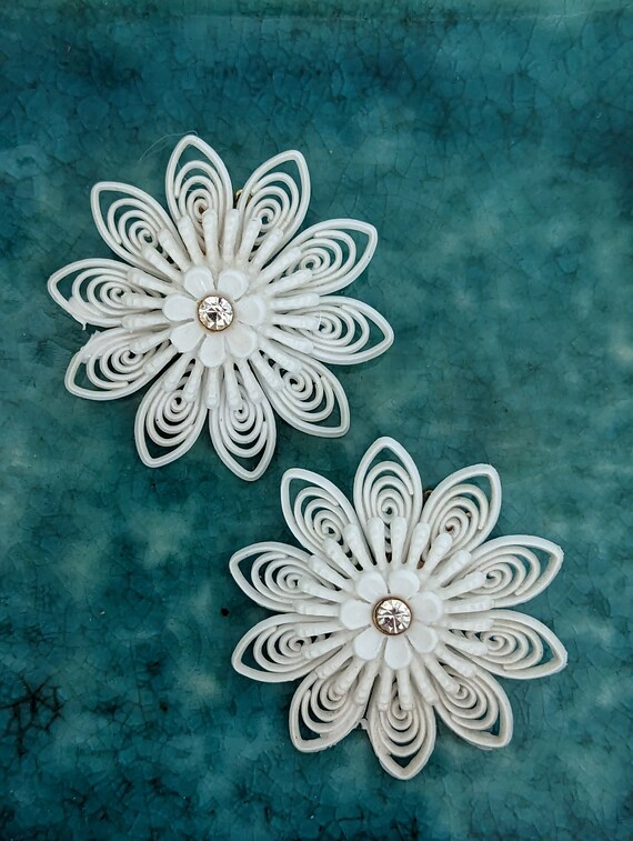 Vintage White Plastic Rhinestone Flower Earrings,… - image 7