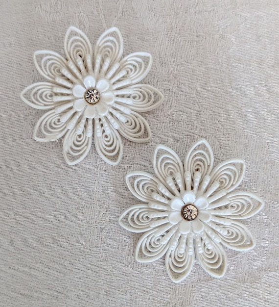 Vintage White Plastic Rhinestone Flower Earrings,… - image 3