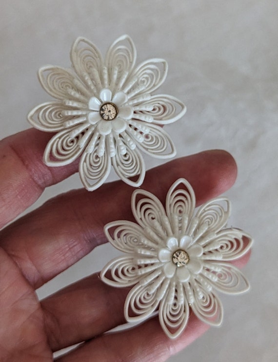 Vintage White Plastic Rhinestone Flower Earrings,… - image 2