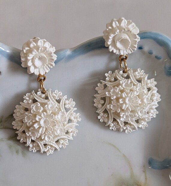 Vintage Ornate White Flower Resin Dangle Drop and… - image 2