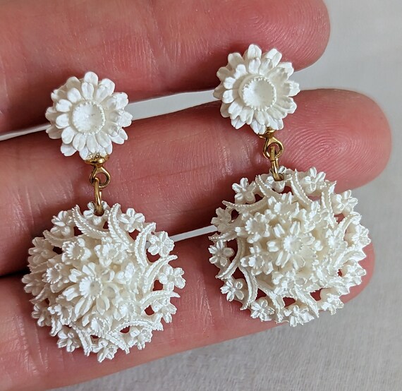 Vintage Ornate White Flower Resin Dangle Drop and… - image 8