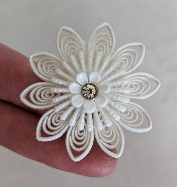Vintage White Plastic Rhinestone Flower Earrings,… - image 8