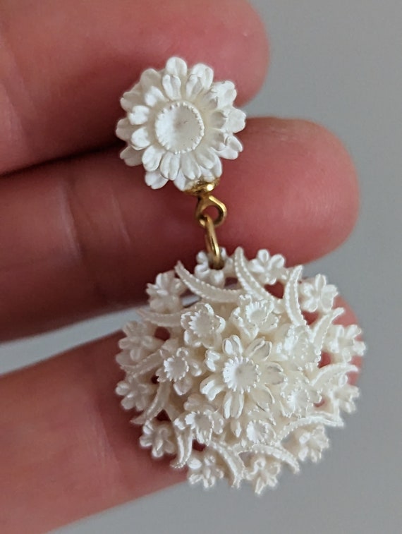 Vintage Ornate White Flower Resin Dangle Drop and… - image 4