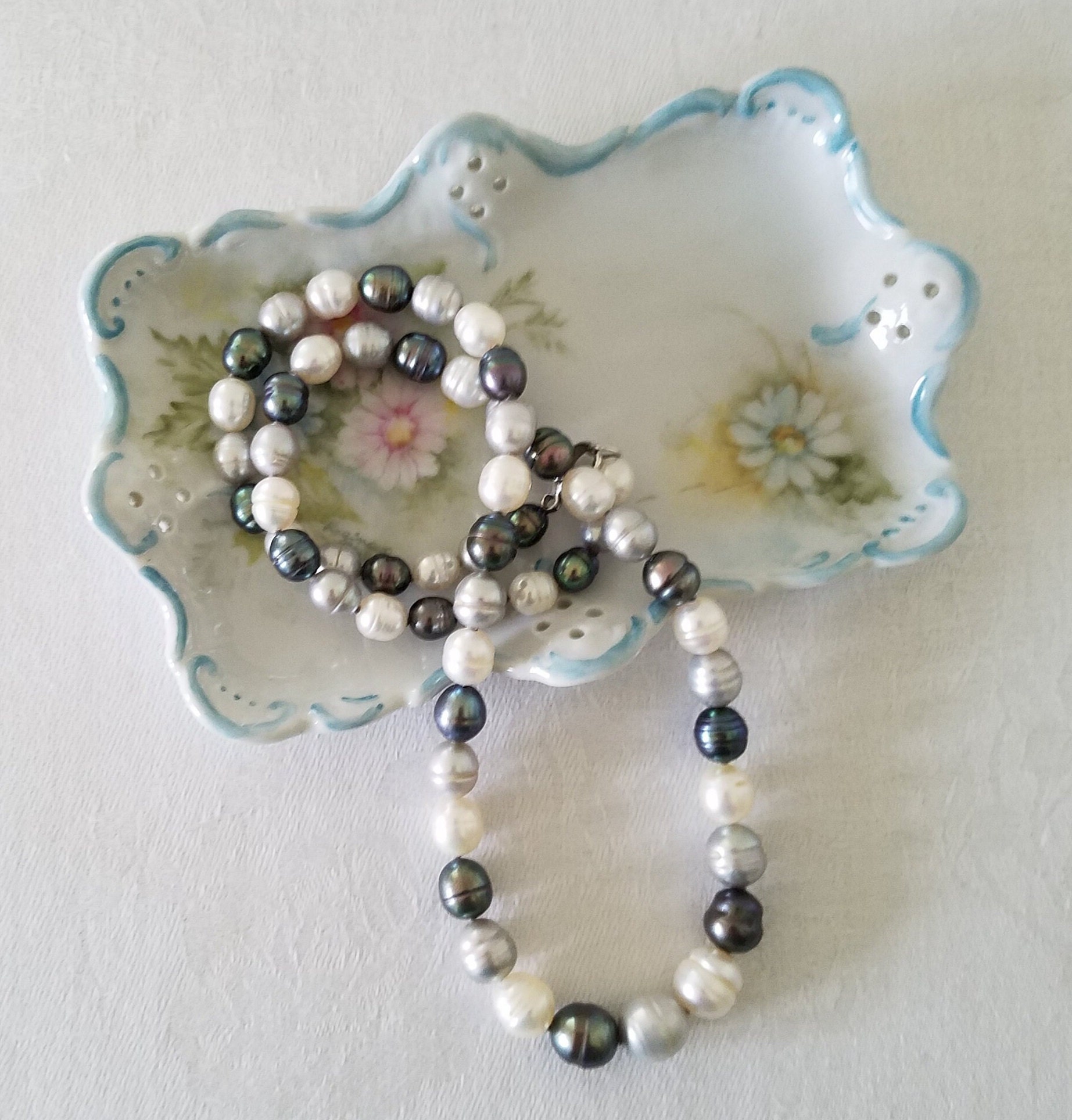 Vintage Honora White Gray and Peacock Ringed Freshwater