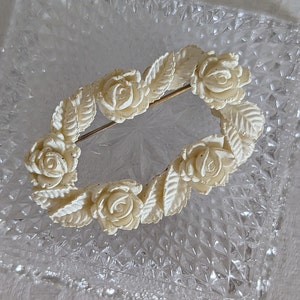 Vintage Ornate White Flower Floral Resin Oval Pin Brooch -- Lovely!