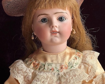 Thelma Dick 1976 a reproduction of an SFBJ 252 Paris antique doll- ant