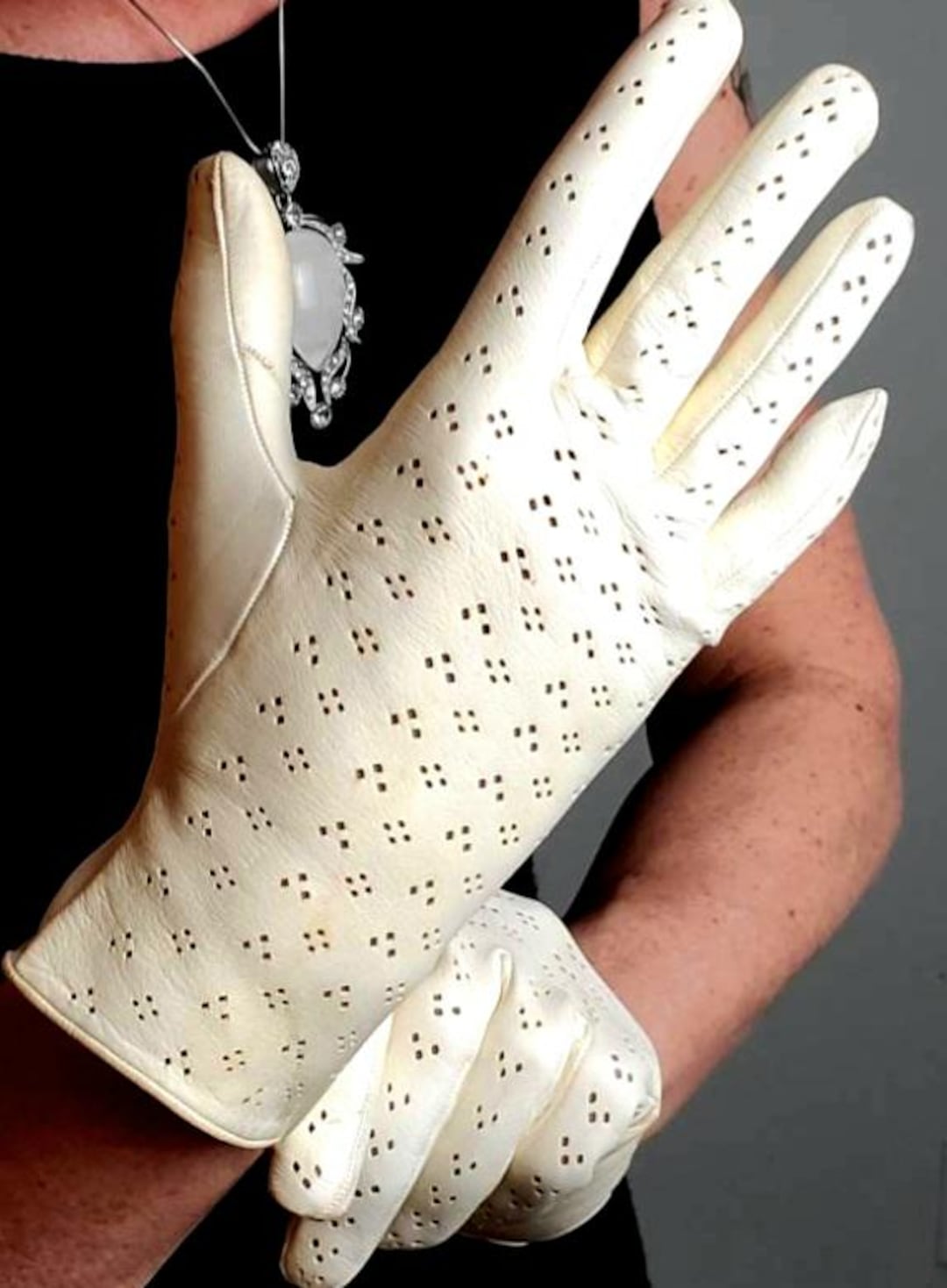 Vintage 50s White Eyelet Gloves | Feminine Bridal Gloves  display picture 1
