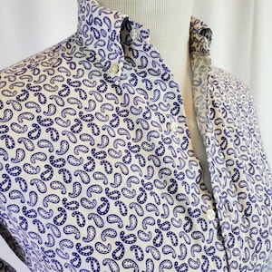 Blusa de los años 70 con estampado paisley, estilo vintage de los años 70, con botones azules de Brooks Brothers