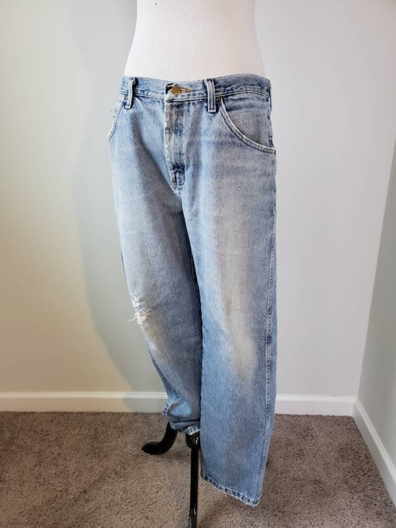 K&ouml;nnte beinhalten: Hellblaue Jeans aus Denim mit Used-Look und einer einzigen Tasche vorne. Die Jeans haben eine lockere Passform und ein gerades Bein.