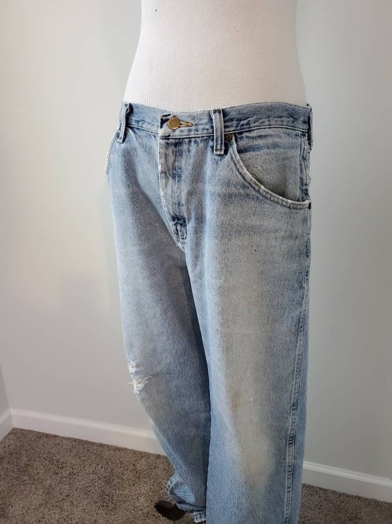 K&ouml;nnte beinhalten: Hellblaue Jeans aus Denim mit Used-Look und einer einzigen Tasche vorne. Die Jeans haben eine lockere Passform und ein gerades Bein.
