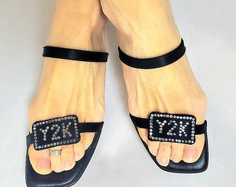 Vintage Timothy Hitsman Strass Sandalen | 90er Jahre Y2K Schwarze Riemchensandalen | TH Monogramm Square Toe Party Schuhe | Größe 7,5