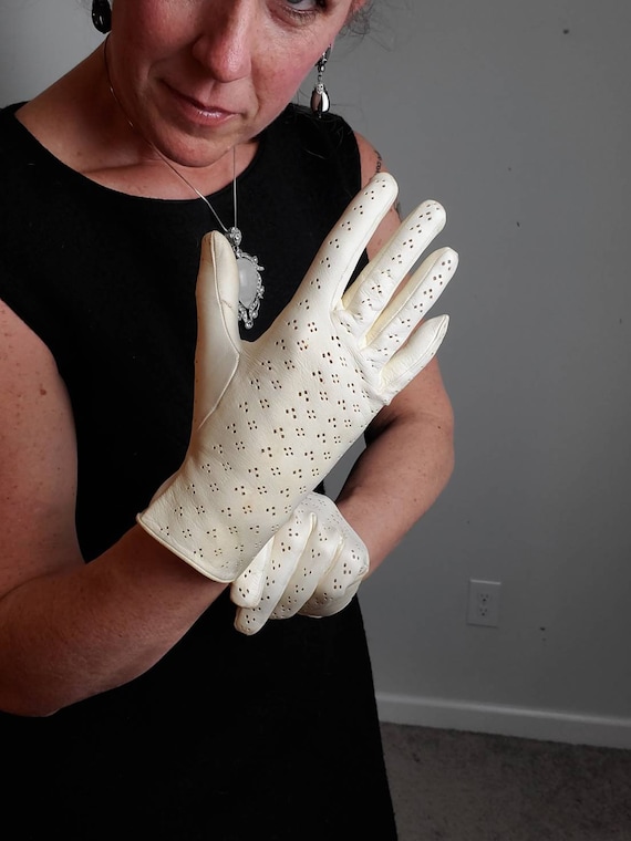 Vintage 50s White Eyelet Gloves | Feminine Bridal Gloves  display picture 3