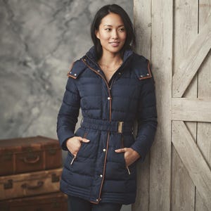 Abrigo acolchado azul marino mediano para mujer de Ellen Rose con cinturón, capucha y detalles dorados estilo Archival Prep.