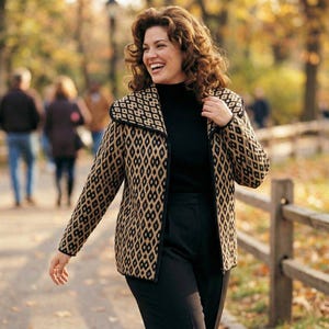 Könnte beinhalten: Eine Frau trägt einen schwarzen Rollkragenpullover und eine schwarze Hose, dazu eine Jacke mit einem Rautenmuster in Beige und Schwarz. Die Jacke hat einen schwarzen Kragen. Der Hintergrund zeigt einen Park mit Holzzaun und Bäumen.