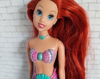 Boneca Disney Princesa Ariel Pequena Sereia 2005 com mechas roxas e braço solto