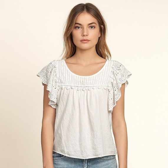 Blusa camponesa com ilhós e mangas com babados Jennifer Grace - Main Image