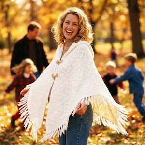 Mixit Creme Kapuze Strick Poncho One Size Fransen Toggle gemütliches Cape Boho Cottagecore
