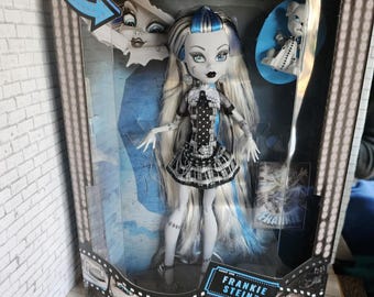 Monster High Reel Drama Frankie Stein Bambola Esclusiva Nera Bianca Animale Domestico Watzit