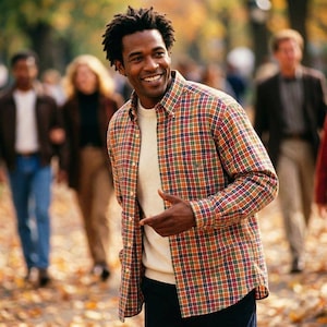 Puede incluir: Un juego de tres tazas de cerámica con acabado mate moteado. Las tazas son de color crema, gris claro y gris oscuro. Cada taza tiene un diseño simple y minimalista.