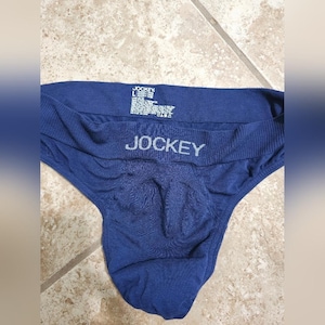 K&ouml;nnte beinhalten: Marineblaue Jockey-Unterw&auml;sche. Das Wort "JOCKEY" ist silberfarben auf dem Bund aufgedruckt. Die Unterw&auml;sche ist einfarbig marineblau.