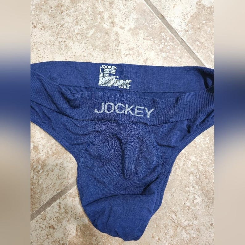 K&ouml;nnte beinhalten: Marineblaue Jockey-Unterw&auml;sche. Das Wort "JOCKEY" ist silberfarben auf dem Bund aufgedruckt. Die Unterw&auml;sche ist einfarbig marineblau.